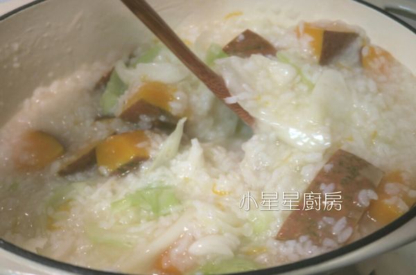 高麗菜會出水變軟，這時就很容易攪拌了。