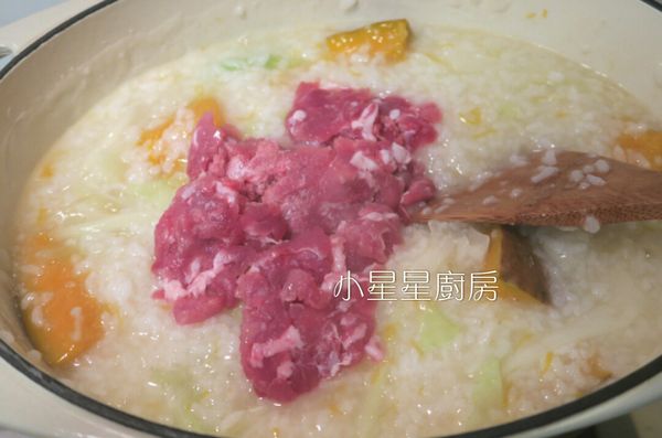 接著把豬肉絲放進去。