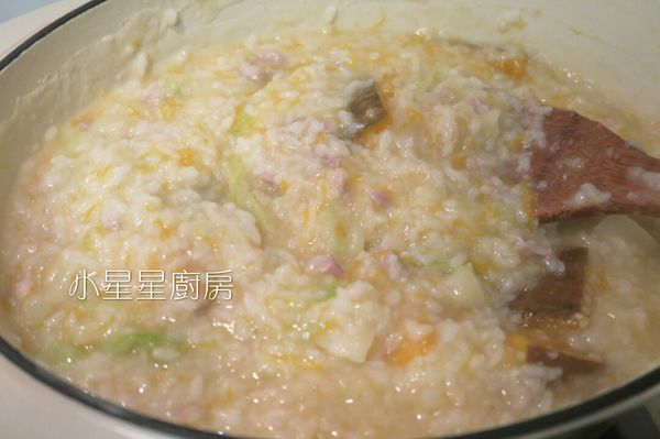 豬肉一定要煮到完全熟透才能吃，煮好豬肉後，這時的粥也差不多完成了，喜歡湯汁少一點的話就多煮一些時間收汁，最後加入適量鹽巴調整成自己喜歡的鹹度，也可以加點白胡椒哦。