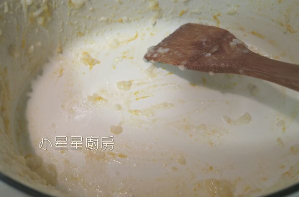 鍋子裡沒有太多的殘留鍋巴或是焦底，真的是很棒，鑄鐵鍋不可以用金屬湯匙去刮，最好用木匙或是竹匙，以免在攪拌的過程中刮傷鍋子，用耐熱刮刀也可以。