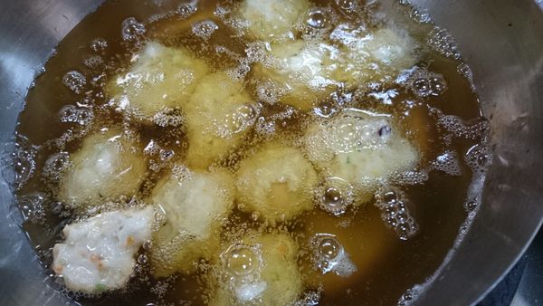 1. 將花枝、魚片躲成漿、紅蘿蔔末、芹菜末、雞蛋清、調味料拌勻，攪拌打出筋性。	
2.  雞蛋煮成水煮蛋，浸泡五香滷包、醬油、水、上色後切成長塊狀。	
3.   將漿適量平攤桌上，包入切過的蛋，將蛋完全包入魚漿內。	
4.    將漿入低溫油鍋，炸至金黃色膨脹即可。