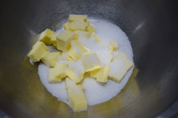 奶油放室溫軟化，加入砂糖拌勻