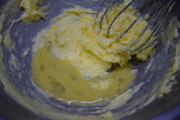 蛋分兩次加入拌勻