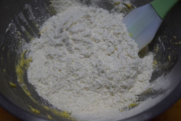 篩入低粉後用刮刀以切的方式攪拌，一開始切拌時會覺得粉太多應該無法拌開