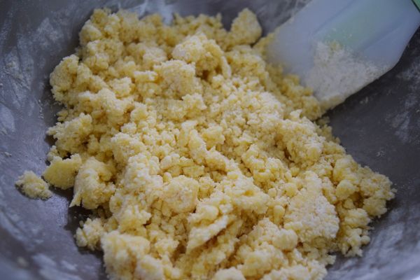 之後會變成鬆散狀，再繼續切拌
