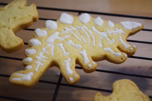 取出後，就可以用調好的糖霜畫上骨頭部分!!