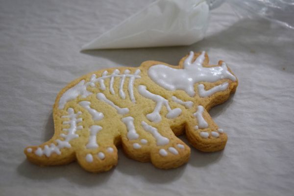 糖霜部分拌勻，用電動打蛋器打3-5分鐘，就可以將糖霜裝入三明治袋中!!!!