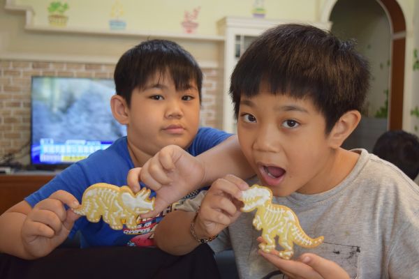 希望長大後他們真的能實現夢想，挖到獨一無二的恐龍化石喔!!!