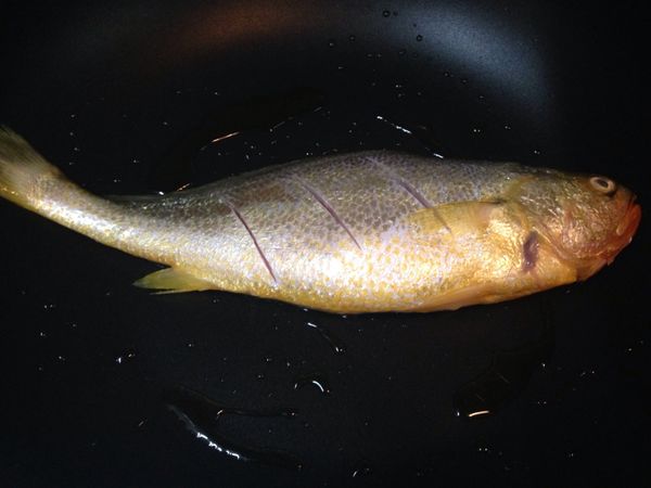 1.起熱油鍋（中火）將魚放入蓋上鍋蓋
2.煎個30秒轉小火