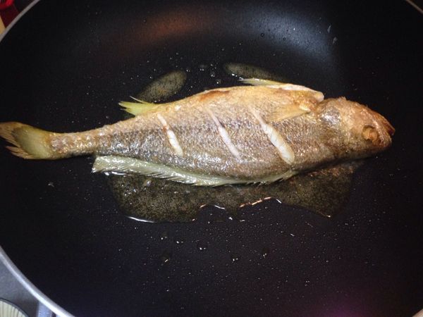 1.煎個7～8分鐘翻面
2.再煎個5分鐘
3.最後再開中大火讓它「恰恰」