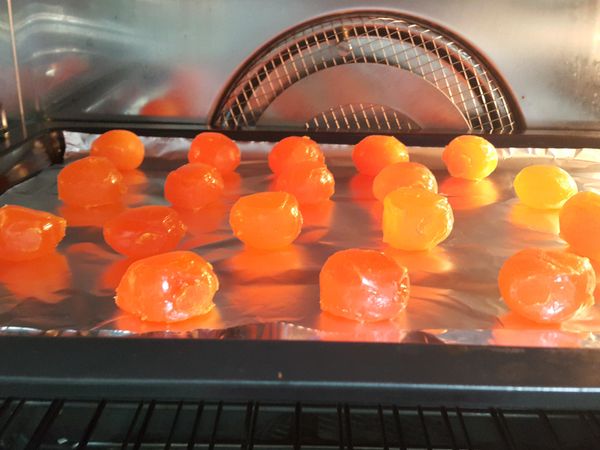 蛋黃表面噴上少許米酒放入烤箱
180度左右烤8-10分鐘
（噴上米酒再烤可以去除蛋黃的腥味）