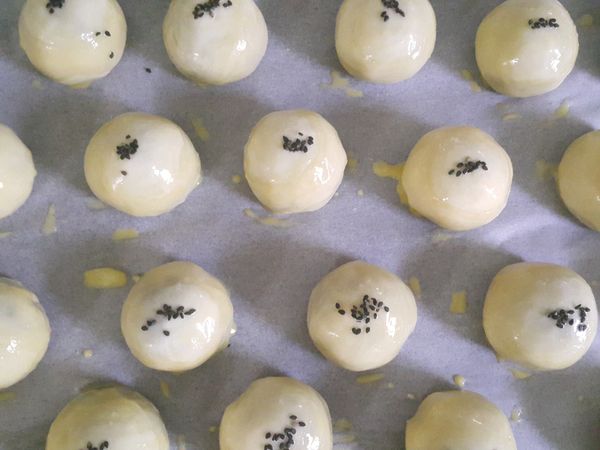 收口朝下刷上蛋黃液再撒些黑芝麻
（蛋黃液加些奶水拌勻再刷上）