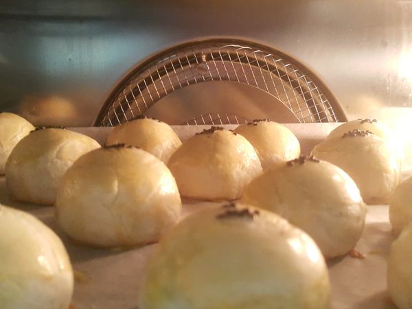 烤箱預熱後，上下火180度
烤到5分鐘時我會拿出再刷一層蛋黃液增加色澤
這個動作也可以省略直接烤25分鐘