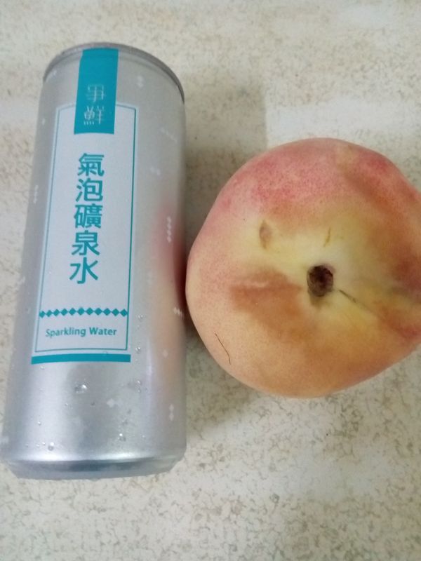 說明如上。爭鮮汽泡礦泉水２罐，水蜜桃中顆。【建議先冷藏汽泡礦泉水後再做，比較好；無冷藏效果不佳。】
