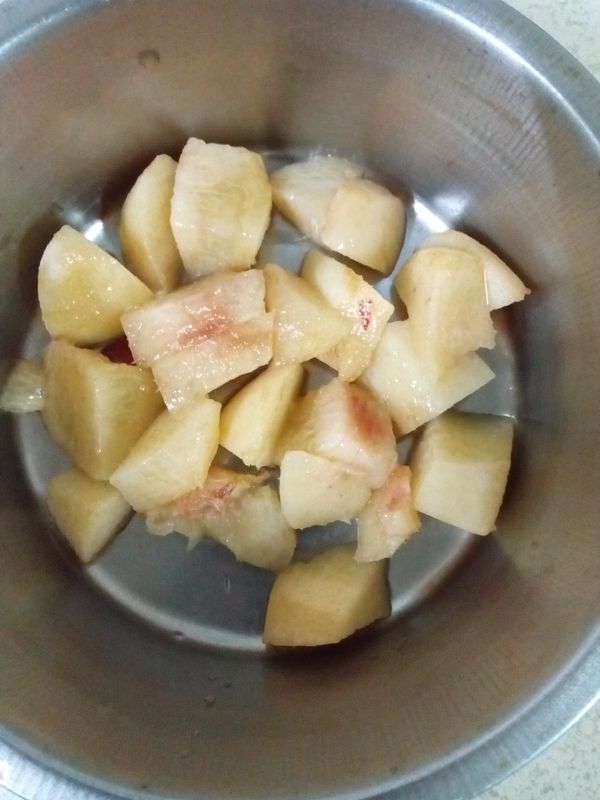 把水蜜桃去皮切塊。