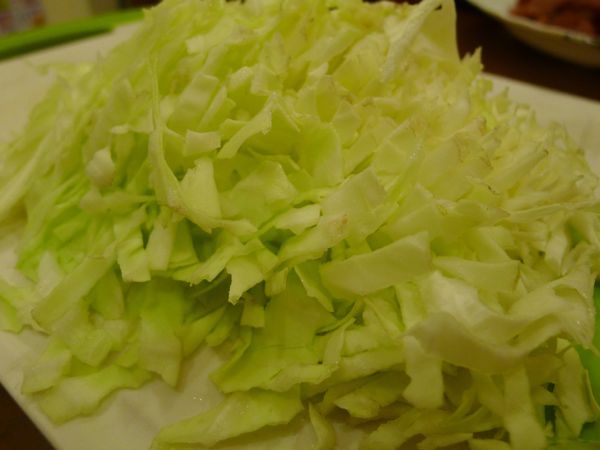 【預備】高麗菜洗淨切絲, 加入各四匙的麵粉及水和勻