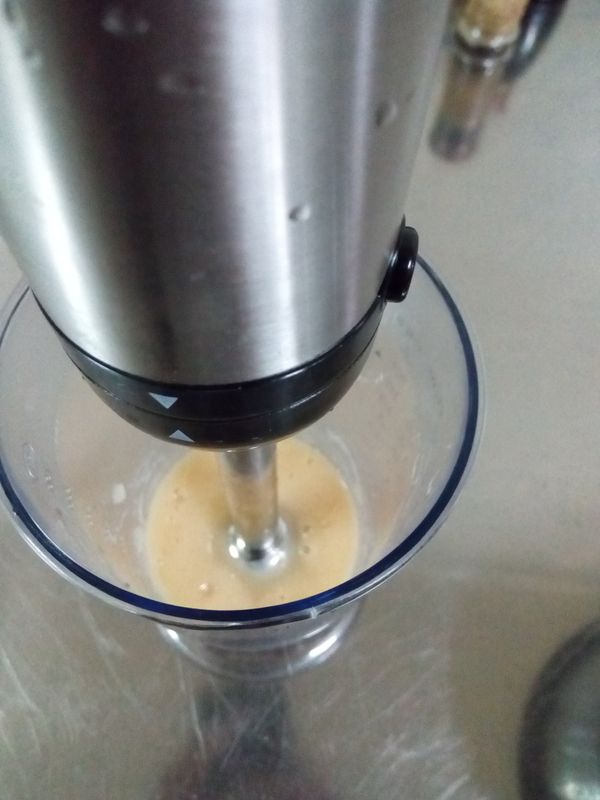 用攪拌棒壓型嘴，把水蜜桃壓碎弄糊狀。