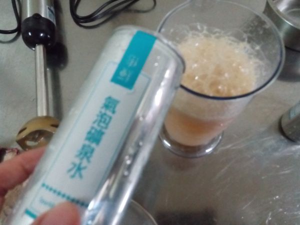 分別倒入２罐“冰”汽泡礦泉水。