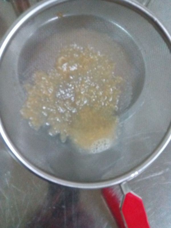 用過濾網過濾，把多餘渣倒掉。