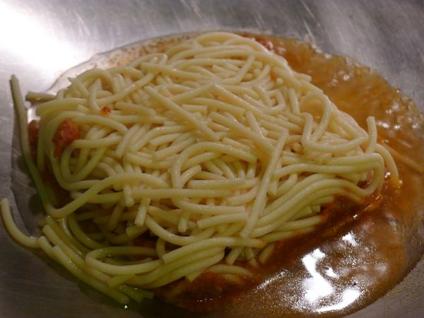 【煮水】入100cc的水至煮沸.【倒扣】蕃茄肉醬義大利麵倒扣至鍋中, 蓋上鍋蓋以中小火悶煮3分鐘