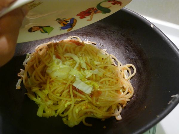 【漂亮小撇步】若要煎得漂亮, 取一比鍋直徑稍小的圓盤蓋上, 倒轉鍋子倒出, 再放油後, 翻面再煎至金黃.