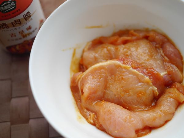 里肌肉片加水打好後，浸入古早味燒肉醬、油2小時，加入少許玉米粉拌勻備用