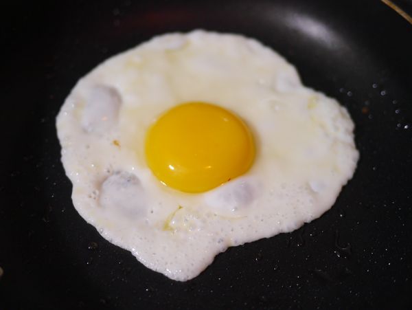 雞蛋煎至8分熟