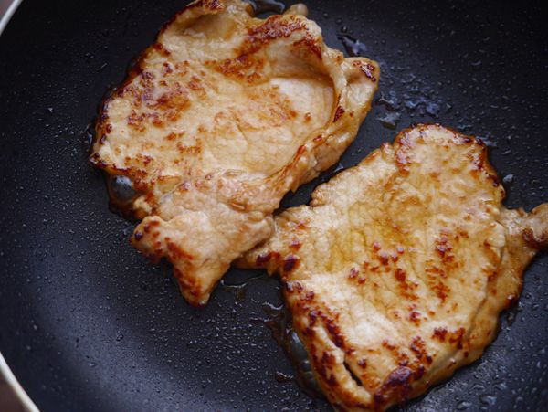 再熱鍋將里肌肉入鍋煎至熟成