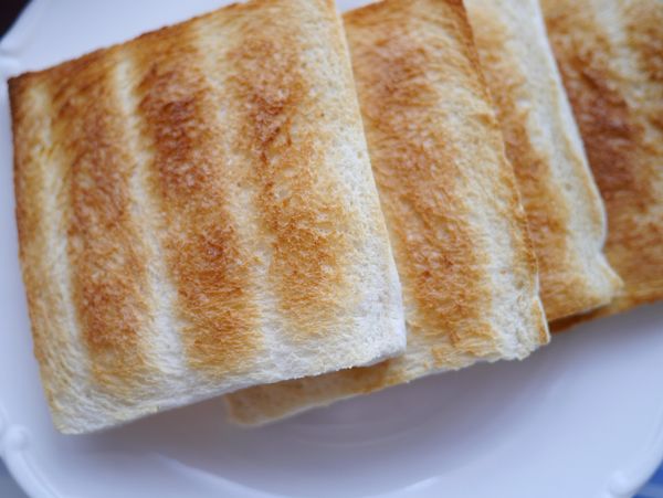 土司烤至酥香，