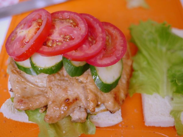 撒上粗粒黑胡椒粉，夾上青蔬和雞蛋。豬里肌。