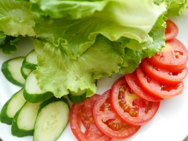 番茄切片、小黃瓜切片、生菜洗好脫水備用