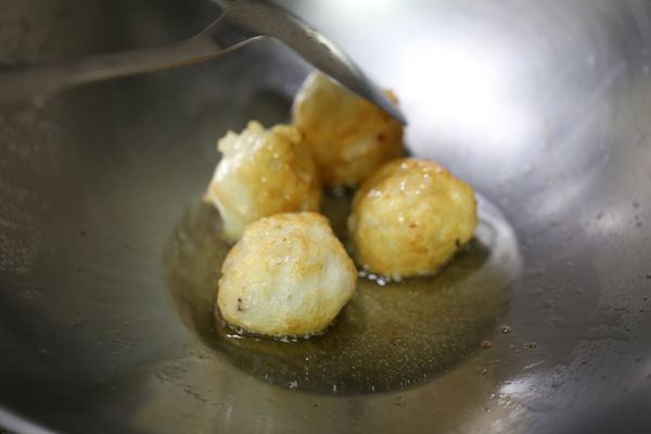 持續地翻動花枝丸，花枝丸會慢慢著色