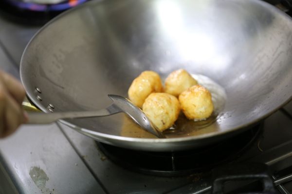 待花枝丸全面著色後，開中大火，逼出油