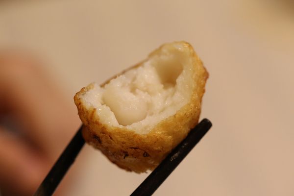 盛起花枝丸後，撒上少許白胡椒，即可食用