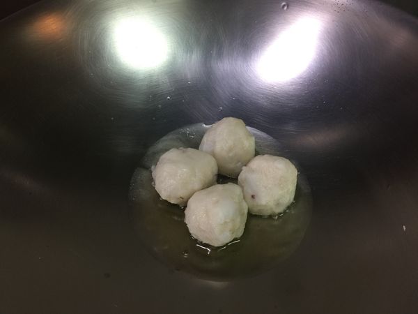 少許的植物油放入炒鍋中，約可以淹到1/5花枝丸的高度，然後開中小火