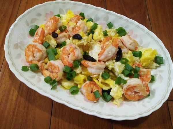 將蝦仁洗淨、黑蒜頭洗淨剝開、蛋攪好、切青蔥，只要綠色的部份就好，備用，