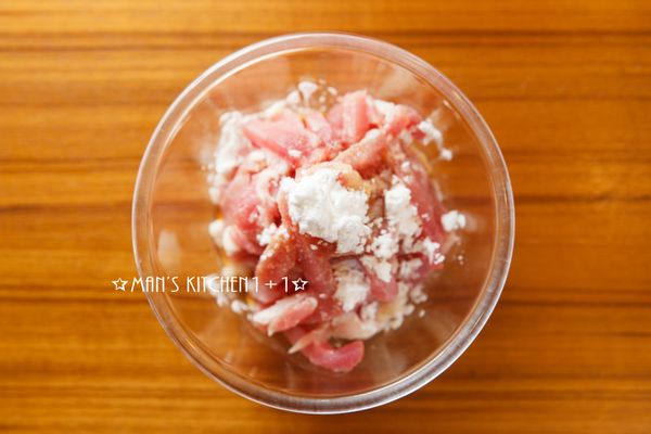 首先將豬肉絲與醃料均勻混合。