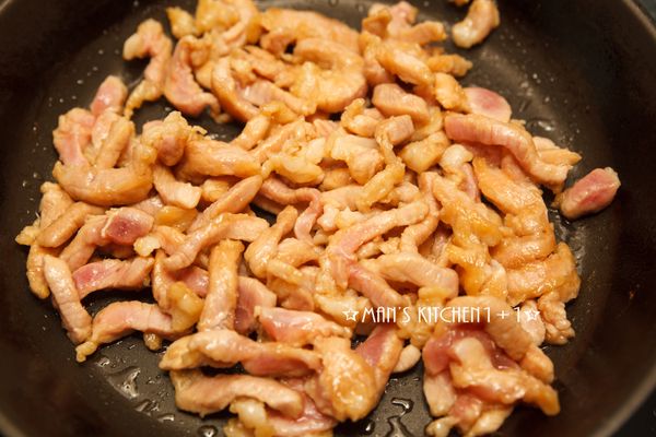 起油鍋，將豬肉絲下鍋炒至約6分熟後起鍋備用。