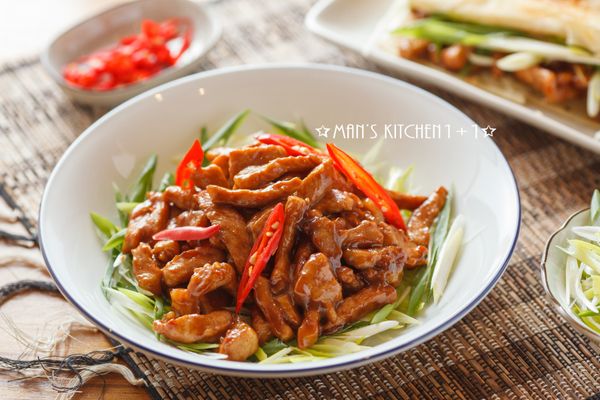 最後在盤中放入適量的蔥絲，並將肉絲鋪上就完成了。