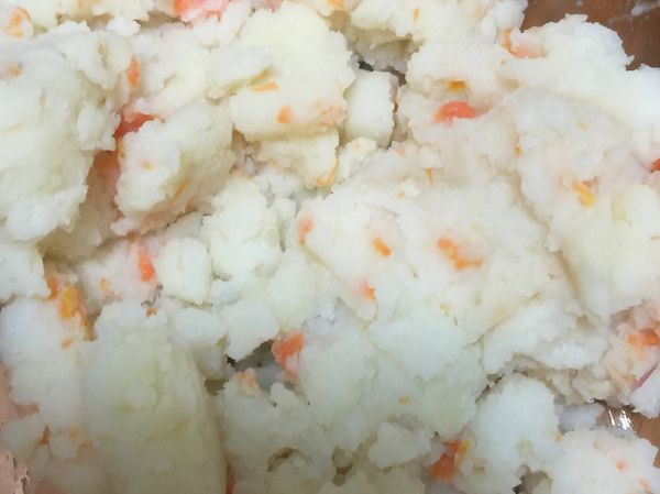 將馬鈴薯及紅蘿蔔削皮後放入電鍋後蒸熟，切塊放入鍋內以工具壓成泥，如果沒有工具，也可以用飯匙壓成泥