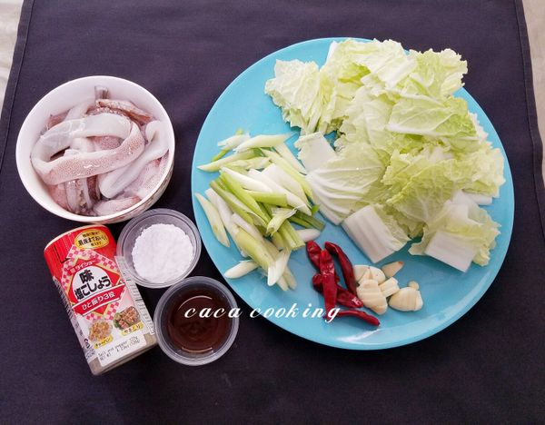 透抽去除內臟，中間的透明骨片也要去除，長觸腳切成適當長度，透抽切成圈狀，大白菜洗淨切段，蒜頭切片，青蔥斜切段備用。