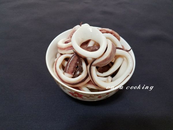 煮一鍋滾水加入少許的鹽及米酒，將透抽汆燙30秒後瀝起備用。