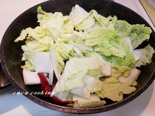 把大白菜放入，加入少許的水煨炒一下。