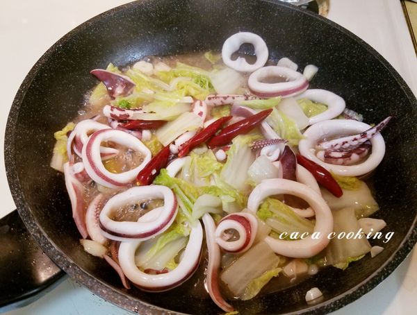 待大白菜稍微煨軟後，將透抽放入，以適量的鹽、胡椒粉及1匙的烏醋調味。