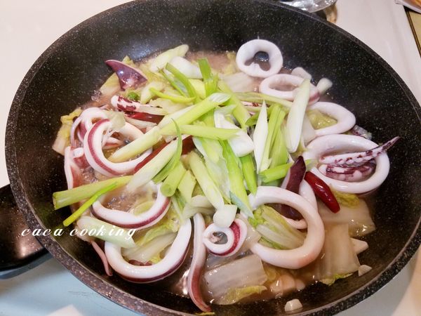 以太白粉水勾薄芡，把青蔥段下鍋拌炒。