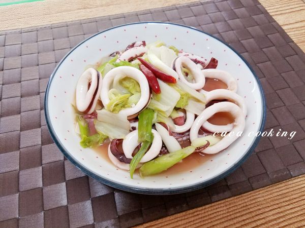 均勻拌炒後盛盤，美味又下飯的透抽香炒大白菜就完成了哦!