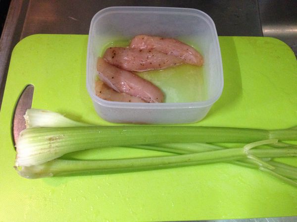 準備好以上食材

黑胡椒雞柳醃漬方式，請參考「凱薩雞肉溫沙拉」
https://icook.tw/users/731708359