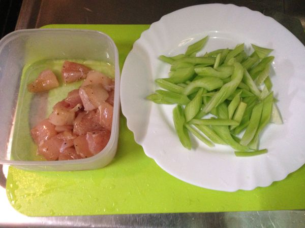 1.西洋芹菜刨粗絲切斜刀
2.黑胡椒雞柳切塊