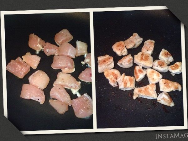 起少許油鍋將雞肉煎至焦香金黃色，盛起備用