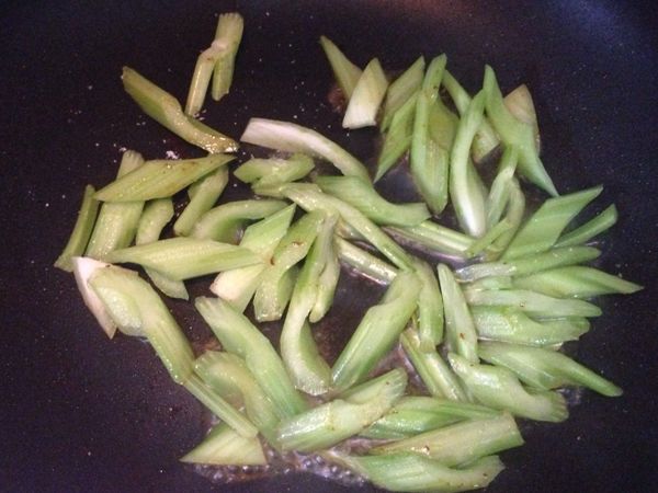 原鍋下西洋芹菜、海鹽及水煨一下